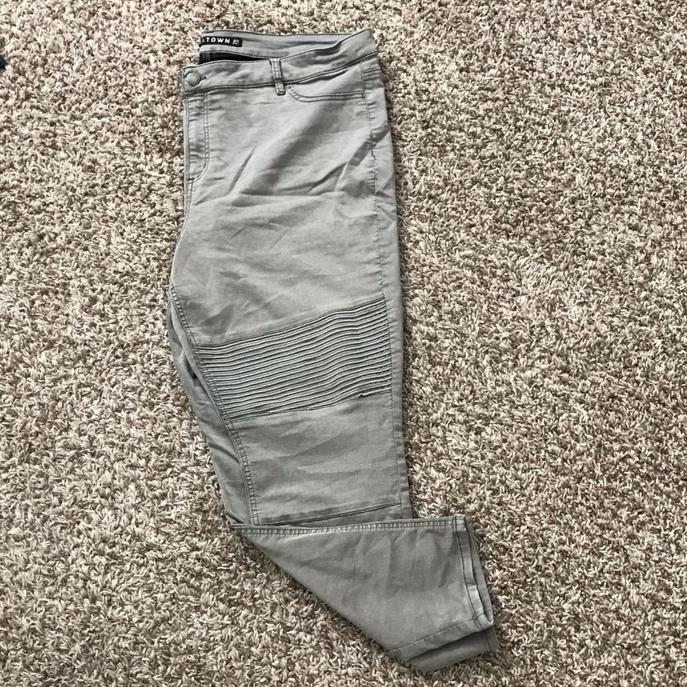 Gray/Green Women’s Pants size 22 Tinseltown